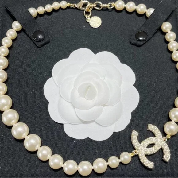 CHANEL Pearly Necklace with Crystal CC Logo & Camellia - Picture 2 of 6